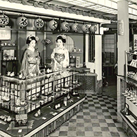 店内での芸舞妓写真 七味家の歴史⑨