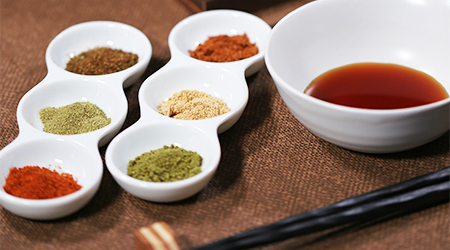ひと手間で美味しくなる薬味 小皿に盛られた薬味