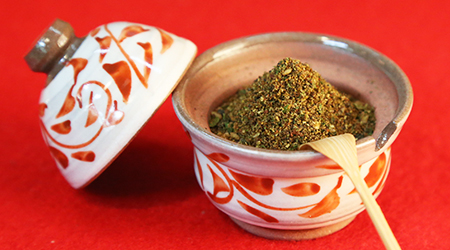 一子相伝のレシピで作られる京名物七味唐がらし 薬味入れに盛られた七味