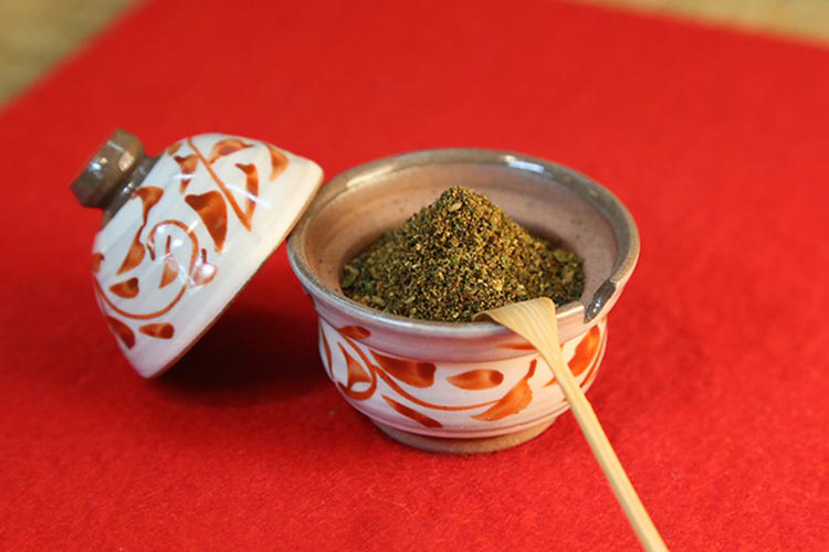 七味家の七味唐辛子 七味唐がらしを薬味に盛り付ける